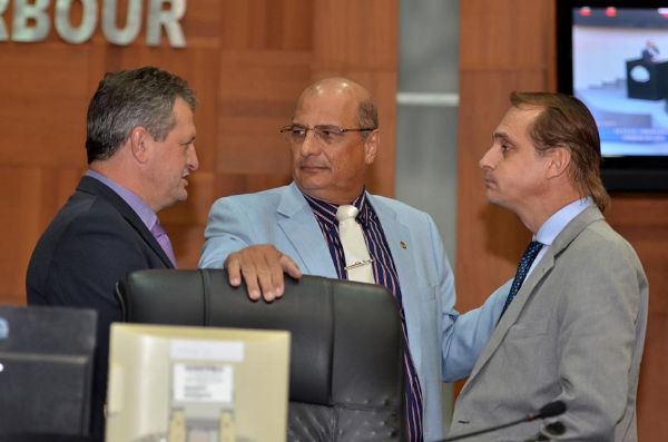 Wilson Santos conversa com os deputados Zeca Viana e Dilmar Dal'Bosco: contrato pago era do governo anterior