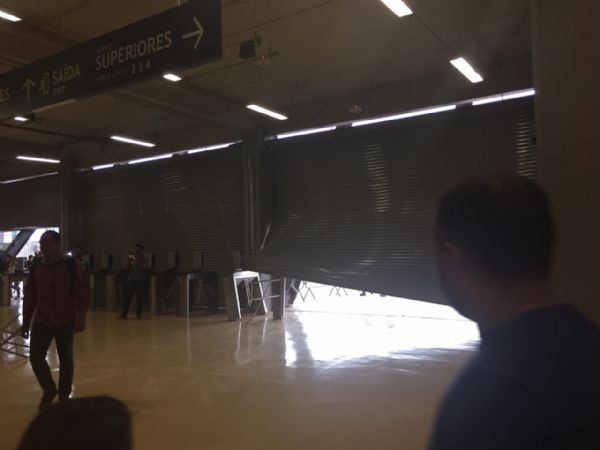 Torcida arromba porto da Arena durante final e elevadores apresentam problemas