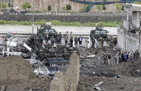 Atentado suicida mata 28 e fere 327 pessoas no Afeganisto