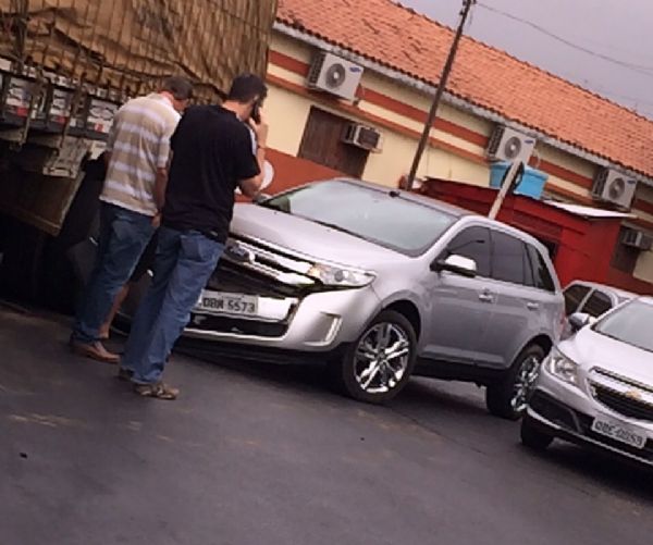 Acidente entre carro e caminho atrapalha trnsito na rua Miranda Reis;  fotos 