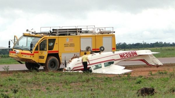 Avio monomotor fica com trem de pouso para cima aps acidente no aeroporto