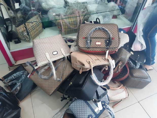 Polcia apreende mais de 200 bolsas de grifes famosas falsificadas no Shopping Popular