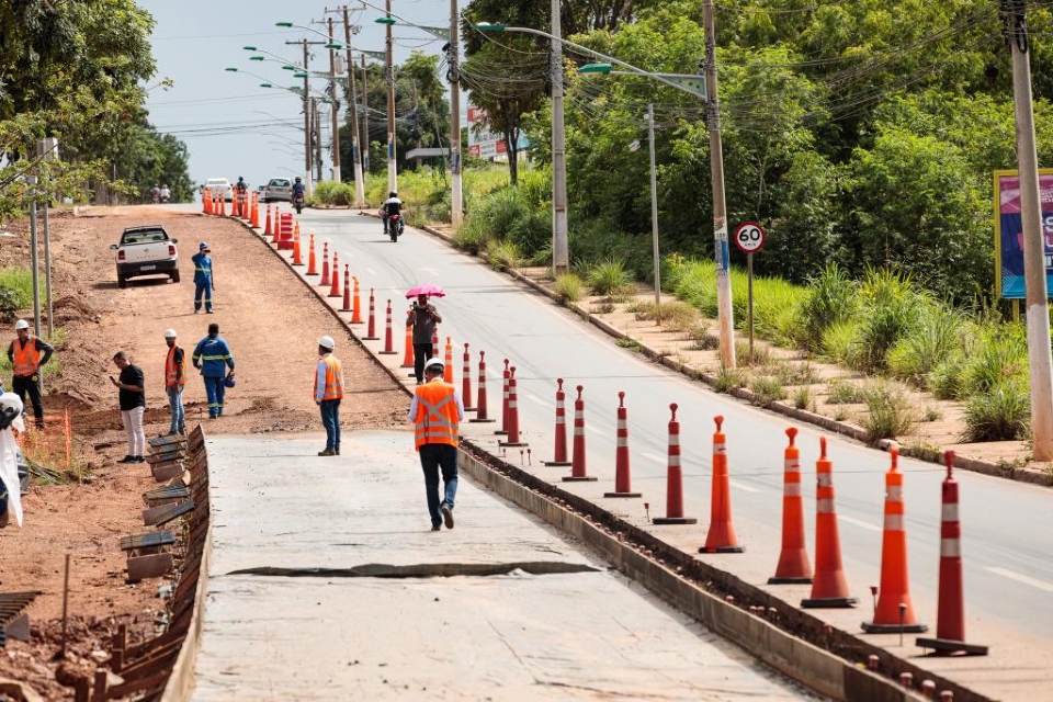 Governo comea a construir pistas de concreto do sistema BRT na Avenida do CPA