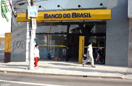 Bandidos fazem atentado contra cofre do Banco do Brasil na Avenida Fernando Corra