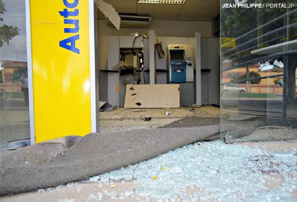 Bando do novo cangao faz refns durante assalto ao Banco do Brasil