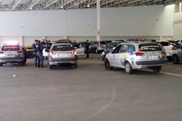 Dupla de assaltantes  presa em estacionamento de supermercado na Miguel Sutil