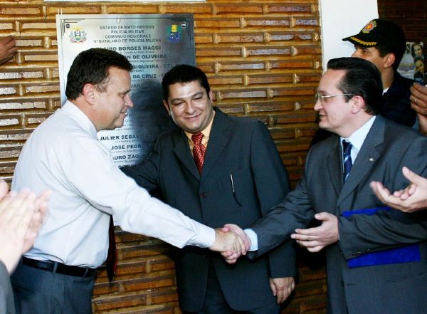 Blairo Maggi cumprimento Pedro Taques, observado por Julier Sebastio Silva, em cena que pode se repetir durante o embate eleitoral de 2014
