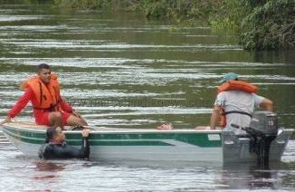 Pai e filho morrem afogados aps barco virar durante uma pescaria