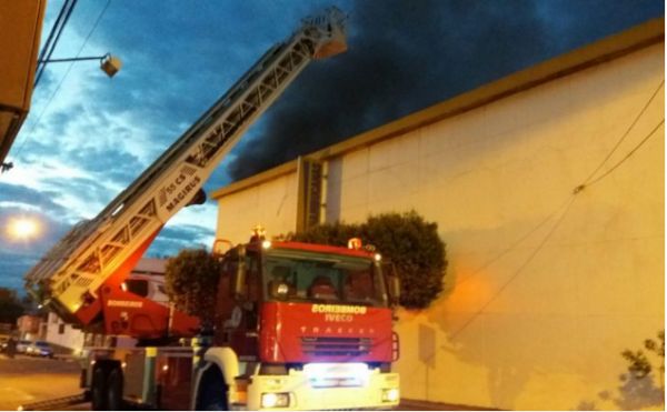 Corpo de Bombeiros combate incndio em loja de confeces