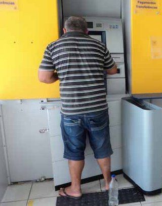 Homem tenta sacar R$ 1 mil e caixa eletrnico entrega R$ 2 mil; gerncia nega 'chupa-cabra'