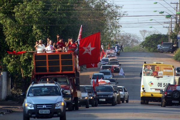 Com presena de Ldio, carreata de apoio  Dilma percorre bairros de Cuiab