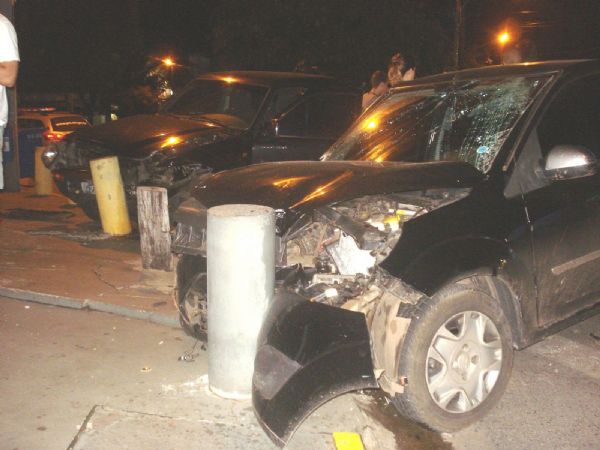 Menor pega carro escondido dos pais e causa acidente em Cuiab ; fotos