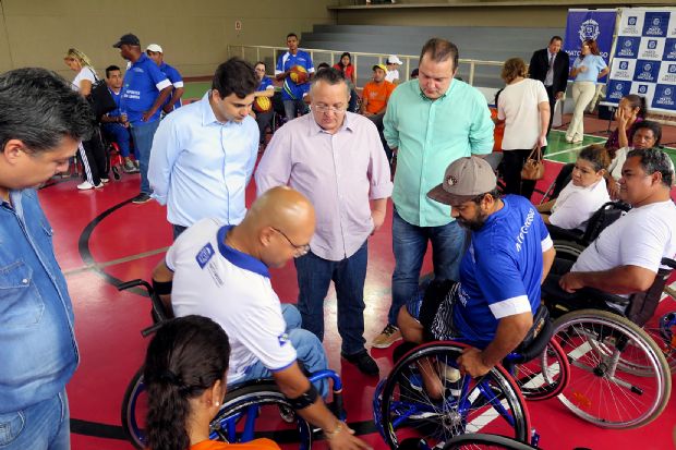 Taques e Max Russi fazem entrega indita de cadeiras de rodas para atletas