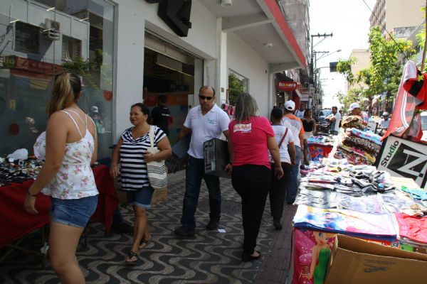 Operao retira vendedores ambulantes da rea central de Cuiab