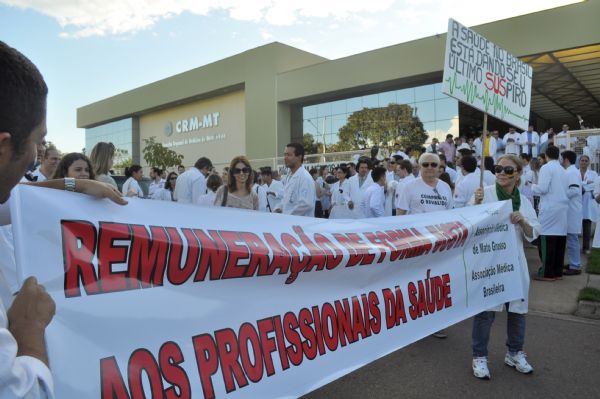 Mdicos fazem manifesto em Cuiab; cerca de 500 tomaram fecharam as ruas dos Centro Poltico (fotos)