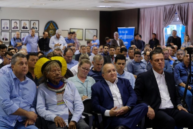 Pedro Taques e Carlos Fvaro:  Leis fortalecem parcerias com associaes, consrcios e prefeituras