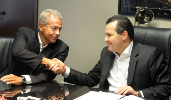 Carlos Rayel, a esquerda, aperta a mo do ex-governador Silval Barbosa