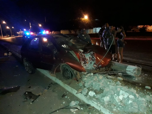 Motorista bate e derruba poste em avenida de Vrzea Grande; Polcia abre inqurito