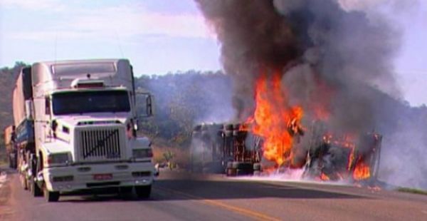 Quatro morrem carbonizadas em acidente na serra; PRF emite alerta para motoristas em viagem