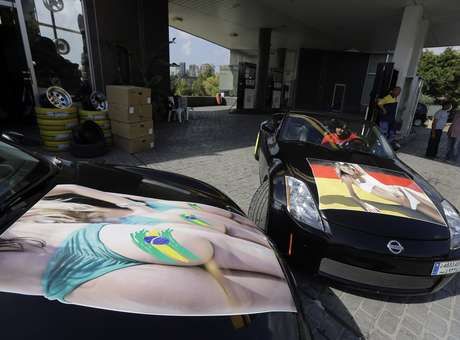 Libans torce pelo Brasil e decora carro com foto ousada