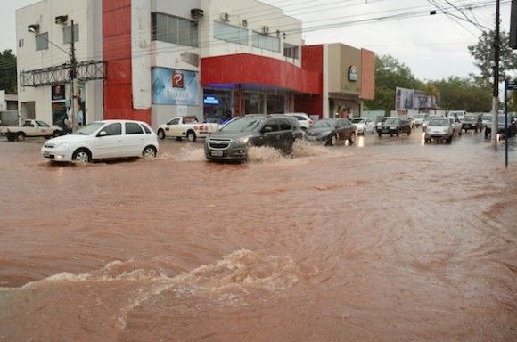 Em Rondonpolis a chuva da ltima quinta-feira (18) deixou ruas alagadas; Previso  de chuva para toda a semana no Estado