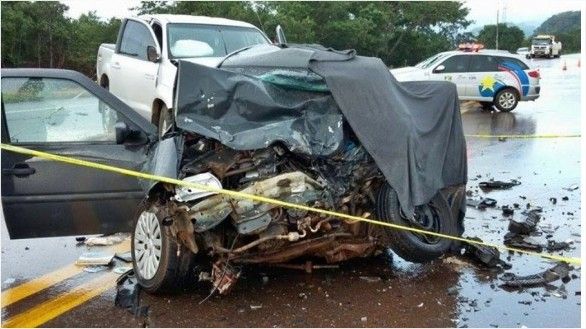 Casal morre em acidente envolvendo dois carros e uma ambulncia; filho foi salvo por ter trocado de veculo