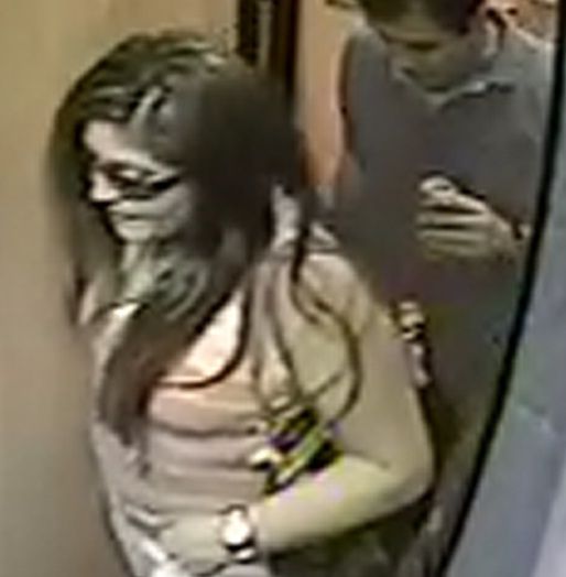 Imagem do casal suspeito entrando no elevado no 15 andar