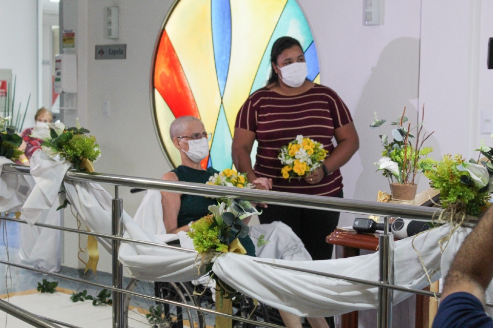 Paciente com câncer realiza sonho e se casa em apartamento de hospital em Cuiabá; veja vídeo