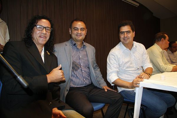 Charles Caetano Rosa (ao centro) assumiu a Secretaria de Desenvolvimento Econmico de Vrzea Grande, tendo Edmilson Maciel (e) como secretrio adjunto
