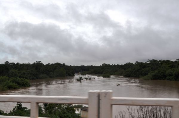 Chuva aumenta nvel de rios em Cuiab e aeroporto registra cinco atrasos em voos;  fotos 