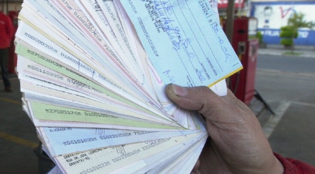 Candidato  acusado de pagar cabos eleitorais com cheques sem fundo; dvida de R$ 95 mil
