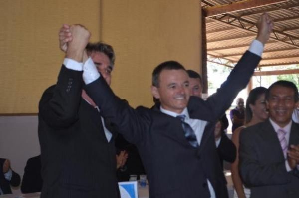 Chico devolve cargo de prefeito para Rossato