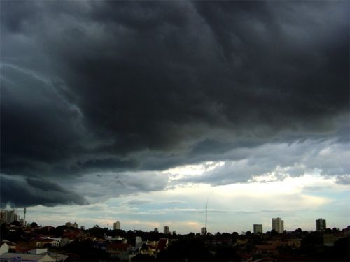 Previso do tempo aponta Domingo chuvoso e nublado em Cuiab