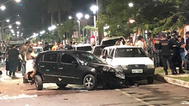 Motorista embriagado bate em oito carros estacionados em avenida