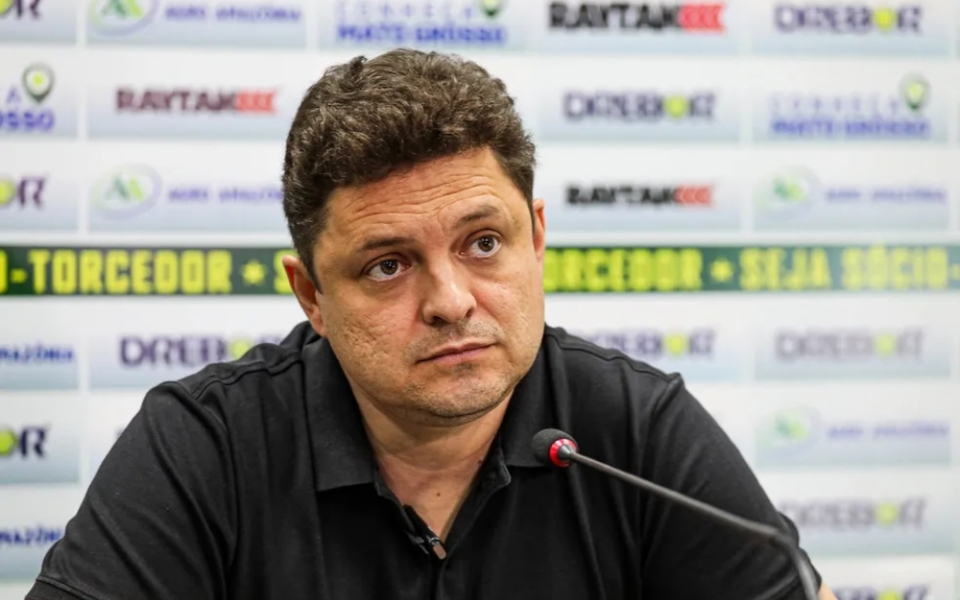 Presidente do Cuiab critica negociao entre Corinthians e Antnio Oliveira: 'falta de profissionalismo'