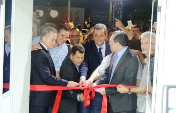 Silval, Juarez, Lafet e outras autoridades fazendo o 'corte' da fita de inaugurao do hospital em Sinop