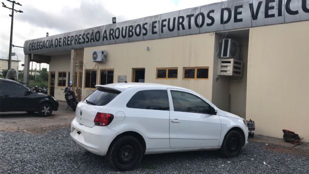 Casal  preso por receptao de carro roubado em Cuiab