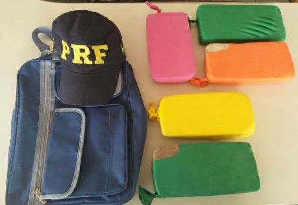 PRF prende rapaz de 21 anos com cinco tabletes de pasta base em nibus
