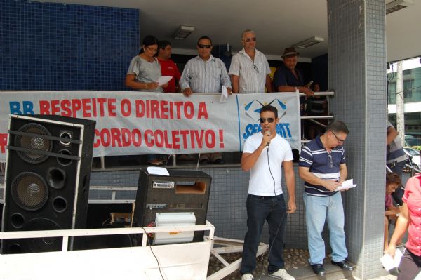 Funcionrios do Banco do Brasil fazem manifesto em frente agncia pedindo melhorias de trabalho
