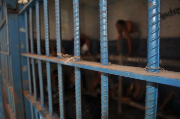 Agente prisional  levado para o Carumb aps ser acusado de manter mulher em crcere privado