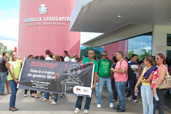 Professores fazem manifesto em frente  ALMT e ameaam greve em 2014