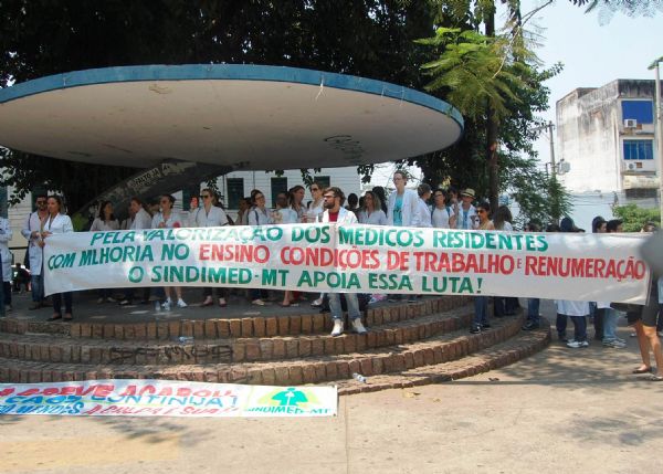 Mdicos residentes protestam no centro de Cuiab e pedem valorizao e condies de trabalho