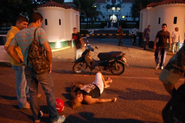 Acidente tranca pista da Lavaps e deixa motociclista ferida  (veja fotos)