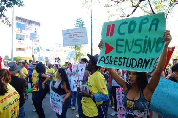 Servidores da UFMT e IFMT em greve fazem protesto em Cuiab; governo sequer iniciou dilogo; veja fotos