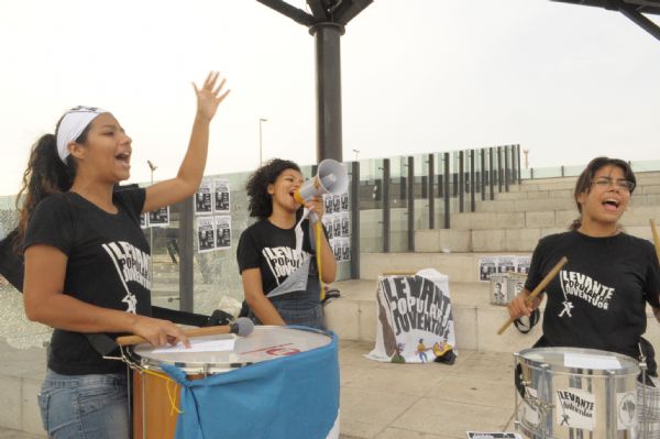 Manifestantes se renem para pedir sada de Cunha nos entornos da Arena