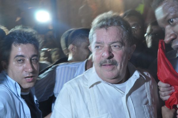 Ex-presidente Lula chega a Cuiab para apoiar Ldio e causa alvoroo (atualizada - veja fotos)