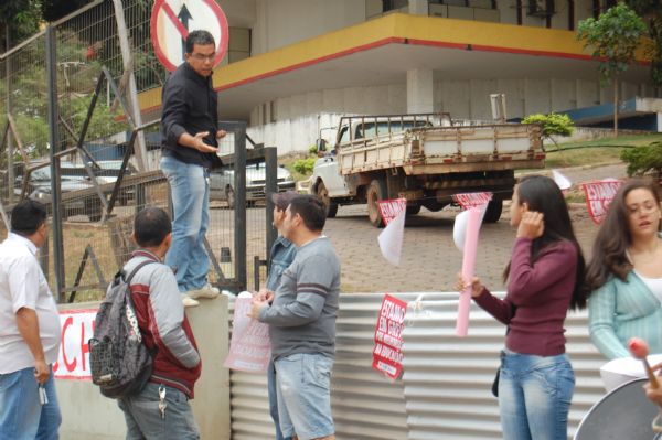 Educadores em greve impedem entrada e sada de funcionrios da Seduc