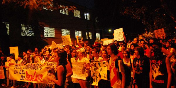 Manifestantes em frente ao lado do Liceu Cuiabano