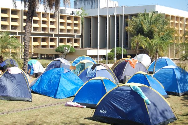 'Despejados' da Reitoria acampam em frente ao prdio da UFMT