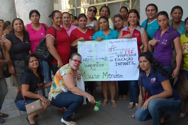 Professores de creches manifestam em frente a prefeitura de Cuiab em busca de melhores salrios